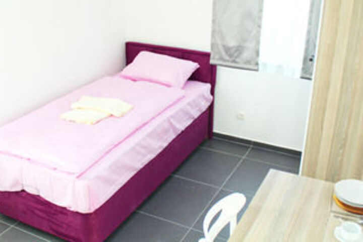 Room 8 of 11