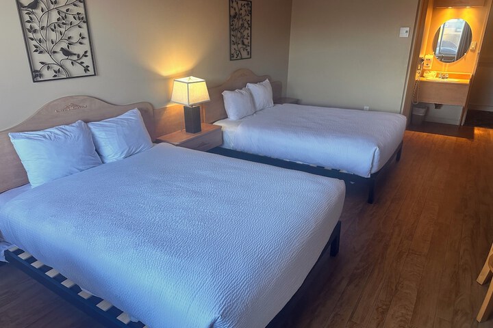 Queen Bed Accessible (11 of 13)