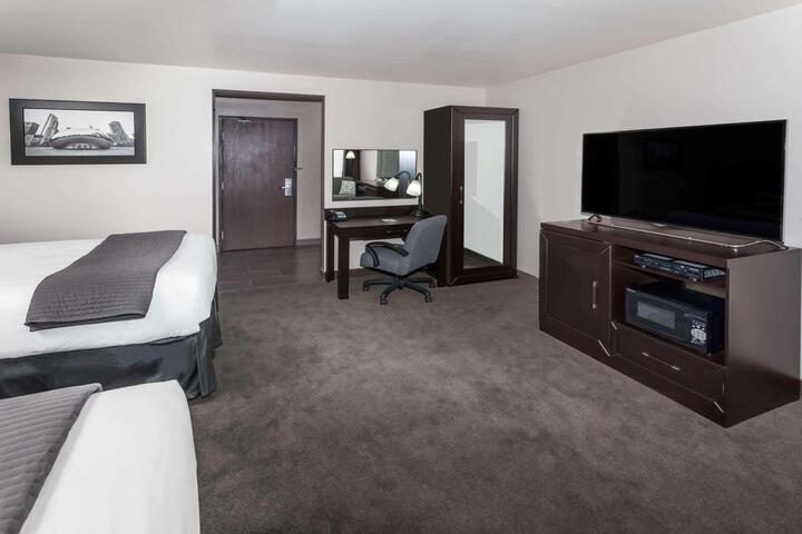 1 King Bed (4 of 11)