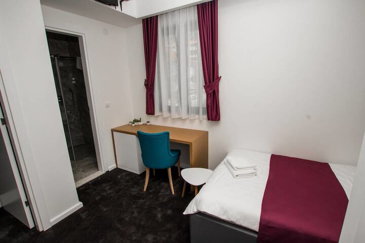 Room 18 of 76