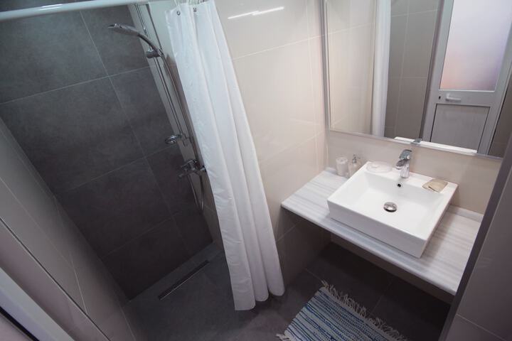 Room 123 of 177