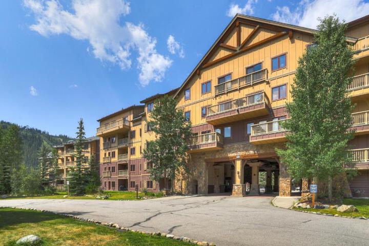 Exterior of Red Hawk Lodge by Keystone Resort