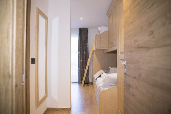 Room 2 of 33