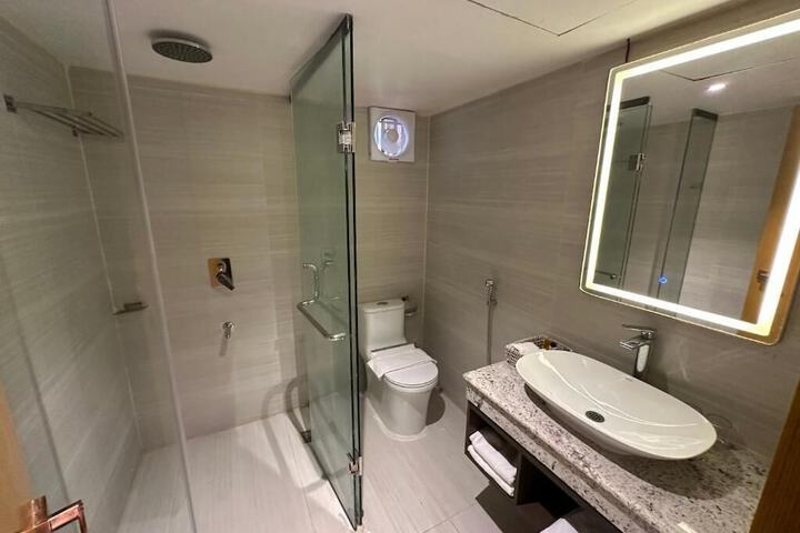 Room 5 of 12