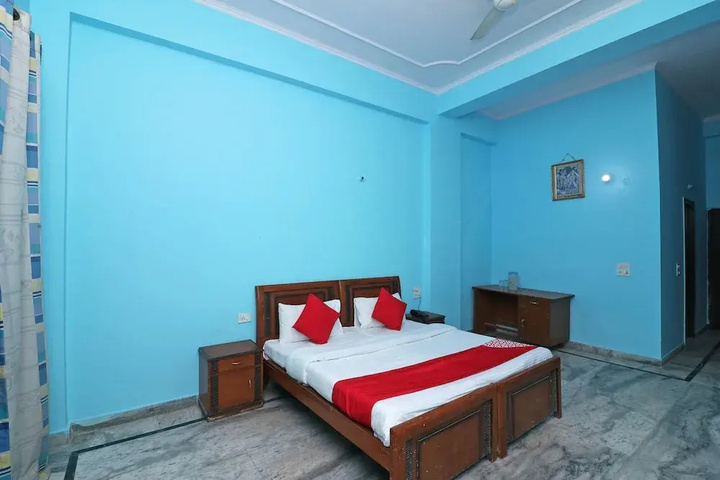 Room 4 of 9