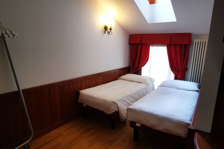 Room 9 of 35