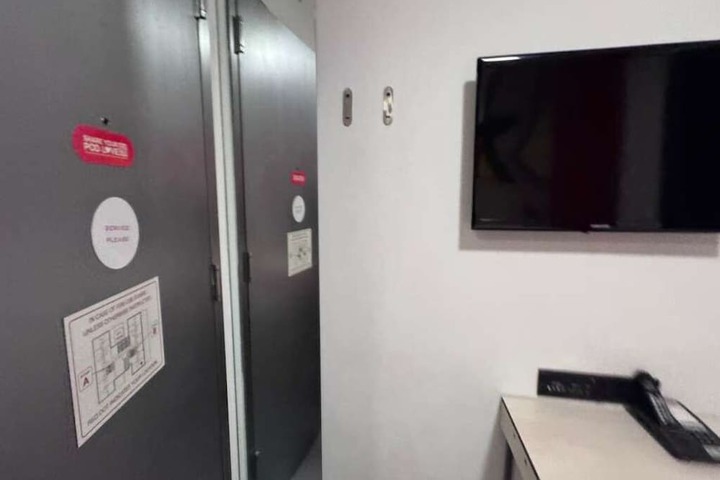 Room 7 of 9