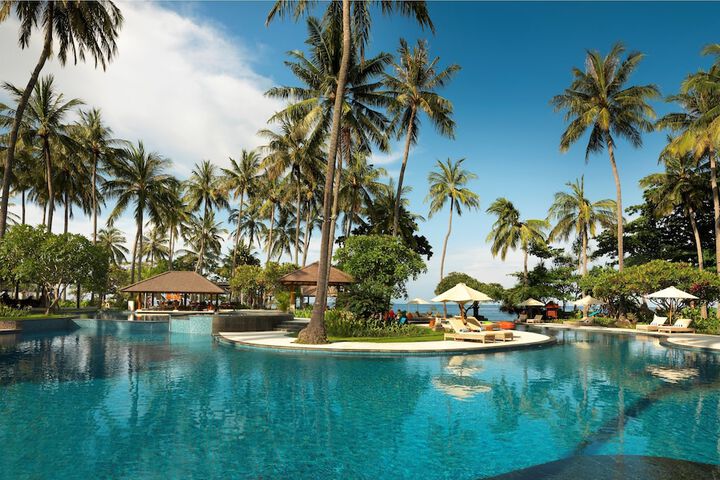 Hotel Pool
