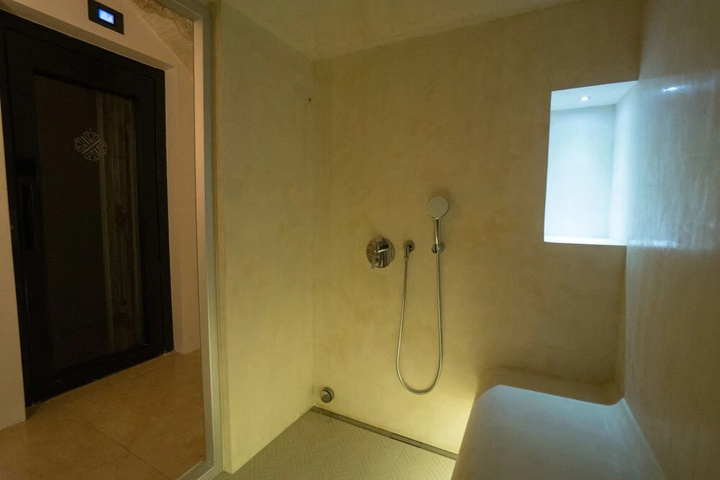 Room 8 of 18