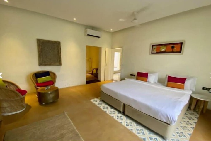 Room 17 of 38