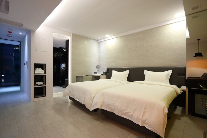 Room 25 of 74