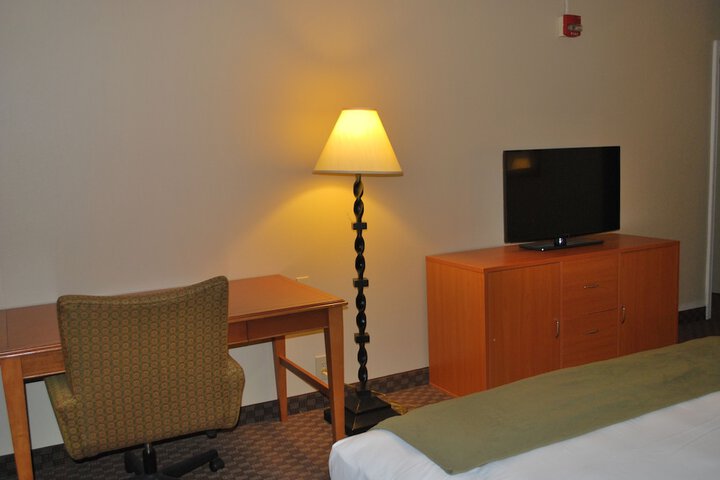 1 King Bed (2 of 12)