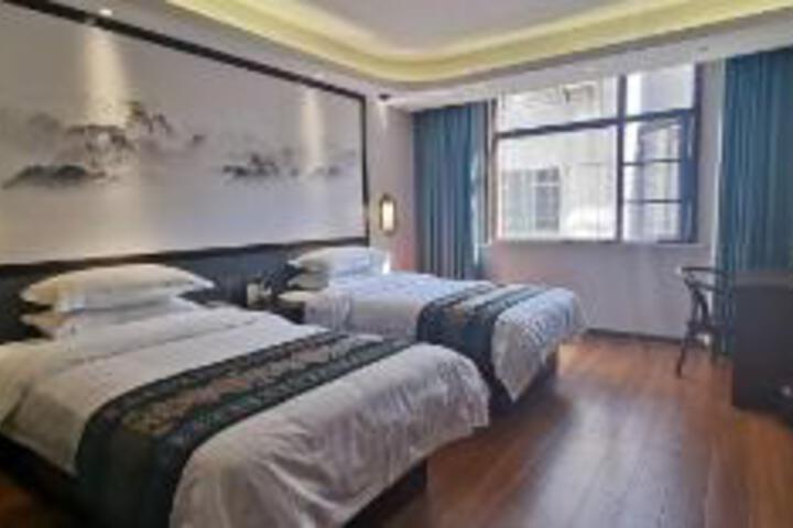 Room 7 of 9