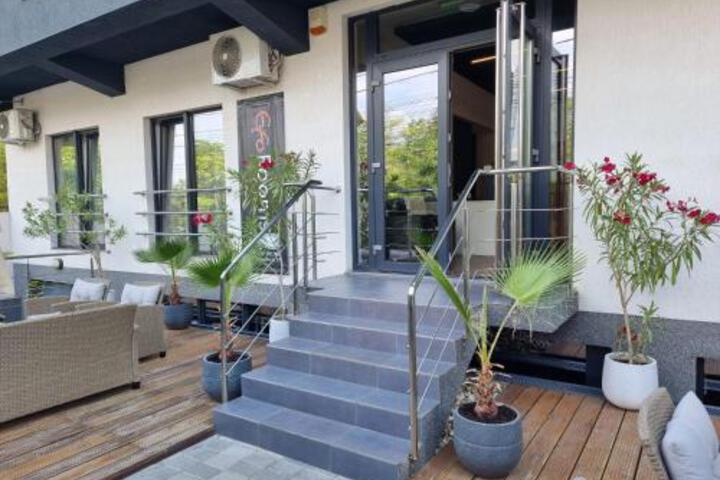 Efo Rooms