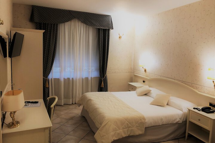 Room 4 of 18