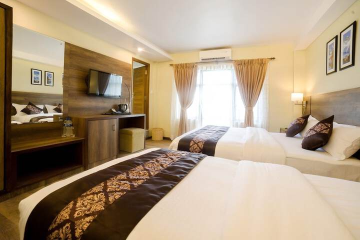 Room 4 of 8