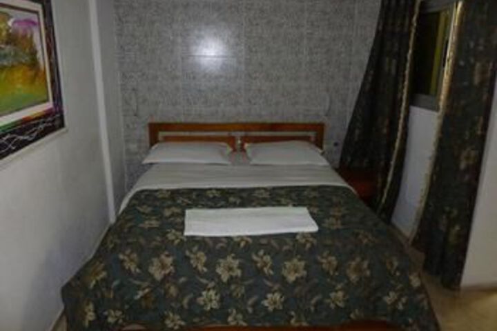 Room 4 of 16