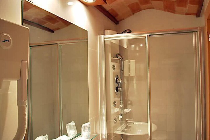 Room 15 of 25