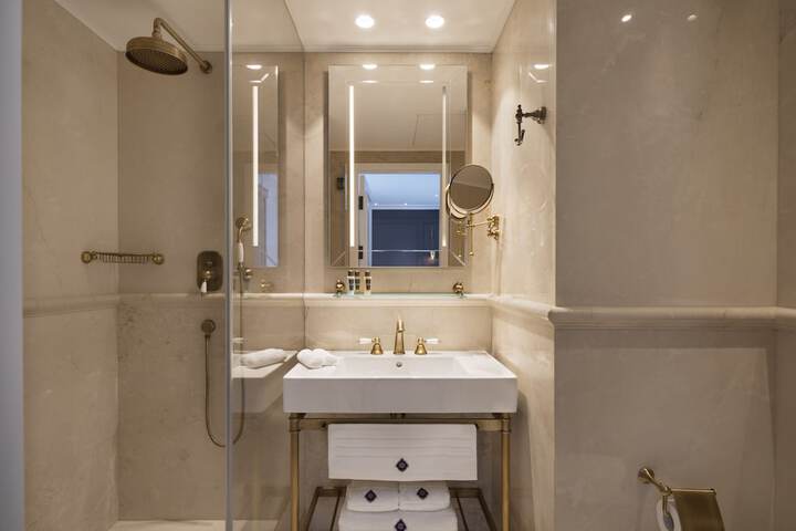 Room 32 of 49