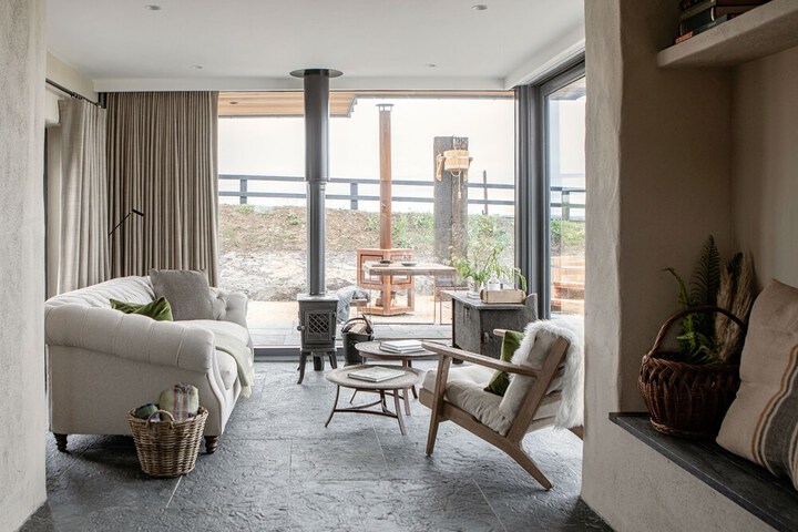 Lounge 7 of 10