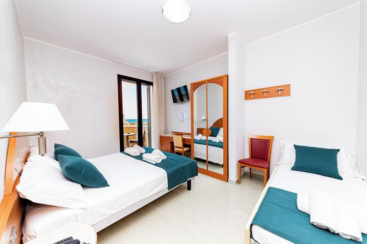 Room 8 of 48