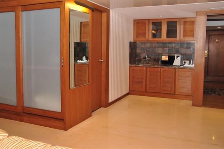 Room 13 of 37