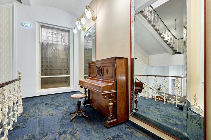 Ballroom/Hall 34 of 40