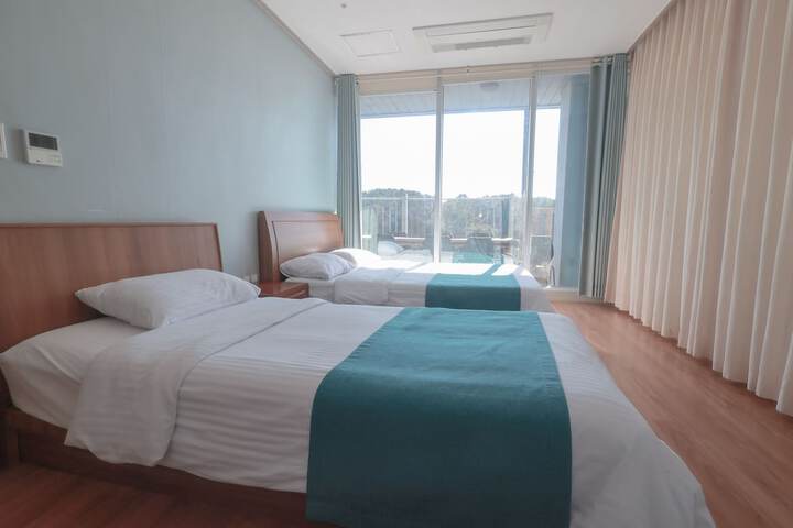 Room 13 of 80