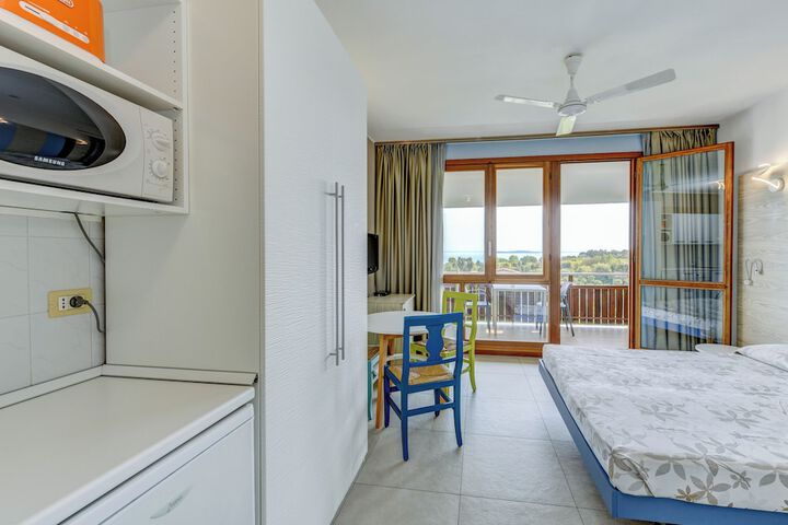Room 6 of 203