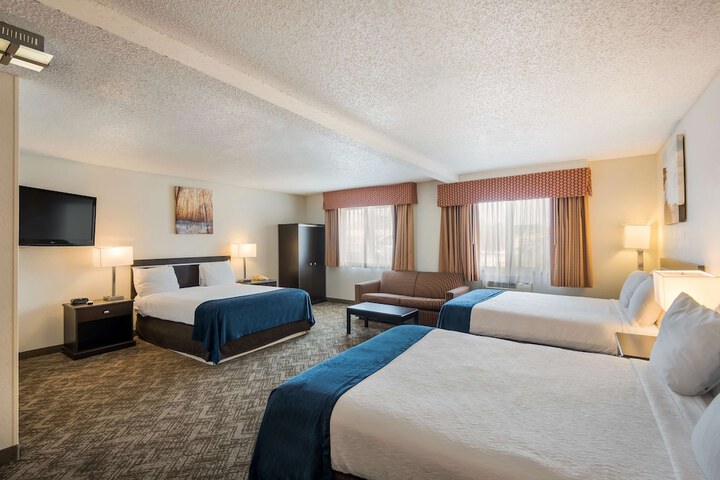 2 Queen Beds Microwave and Refrigerator 32 Inch LCD Television High Speed Internet Full Breakfast (11 of 18)