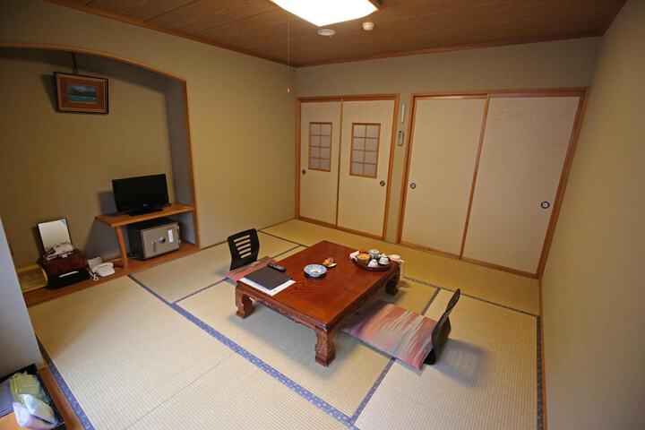 Room 15 of 28