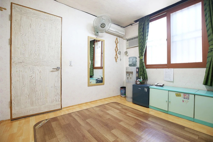 Room 13 of 20