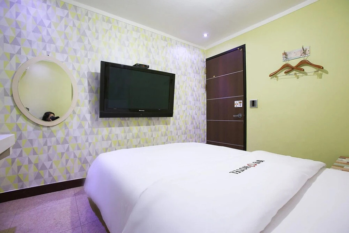 Room 5 of 14