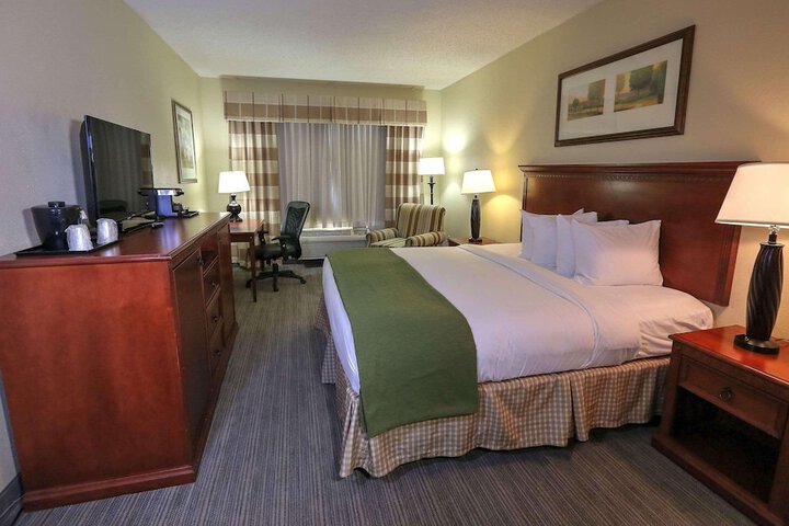 1 King Bed (3 of 8)