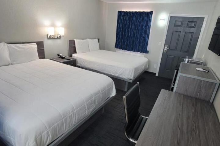 1 Queen Bed (6 of 9)