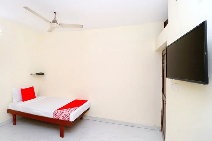 Room 5 of 12