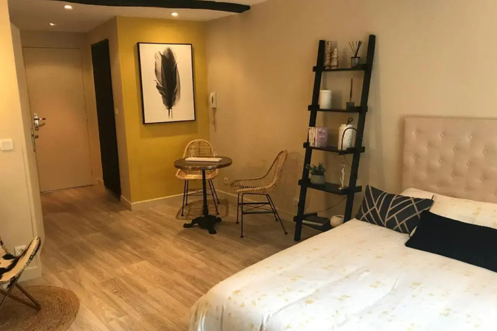 Room 4 of 9