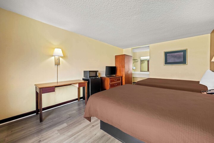 2 Queen Beds (3 of 6)