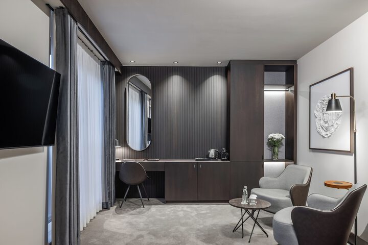 Room 33 of 48
