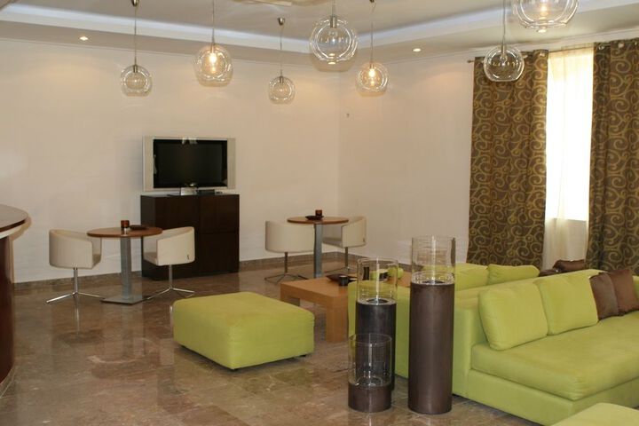Lounge 26 of 53