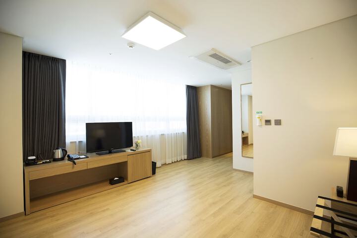 Room 28 of 66