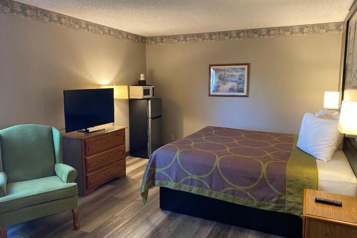 1 Queen Bed Accessible Room (11 of 13)