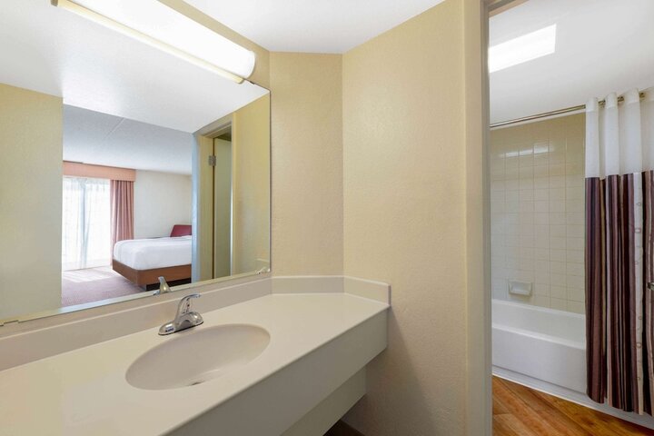 2 Double Beds Accessible (11 of 13)