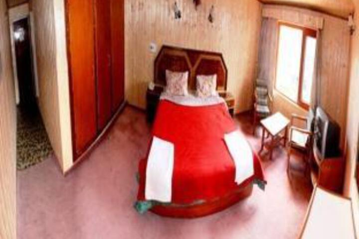Room 5 of 10