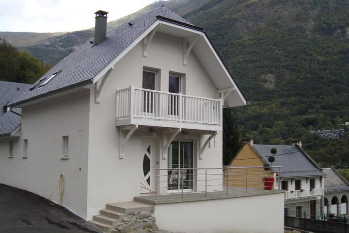 Exterior of Les coquelicots
