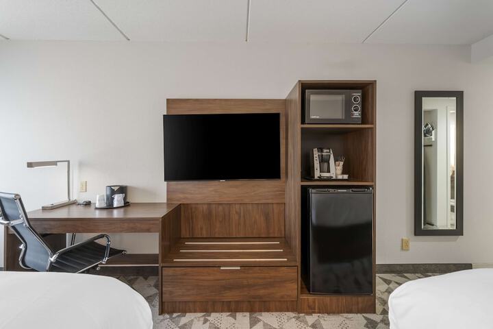 2 Queen Beds Keurig Coffee Maker Microwave and Refrigerator 50 Inch Flat Screen Television Full Breakfast (3 of 6)