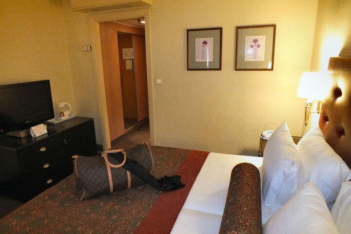 Room 33 of 74