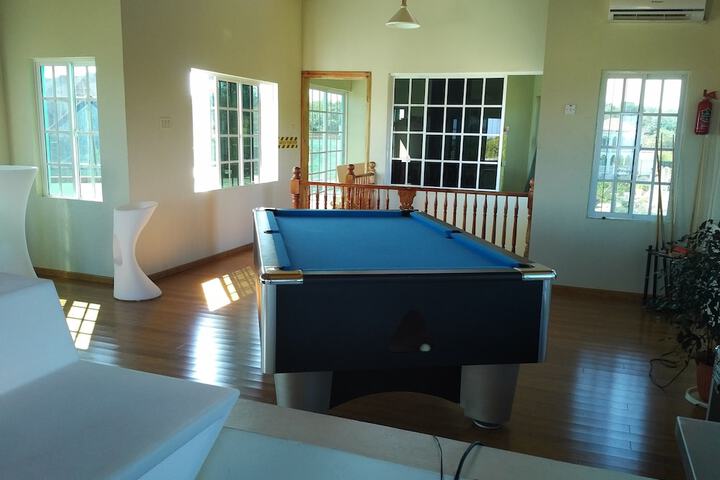Lounge 43 of 79