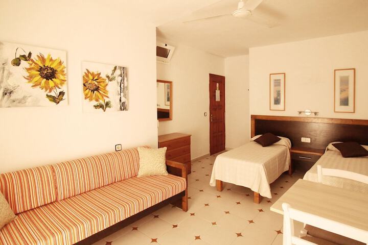 Room 7 of 103