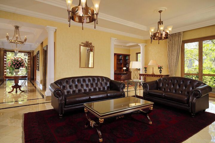 Lounge 73 of 98